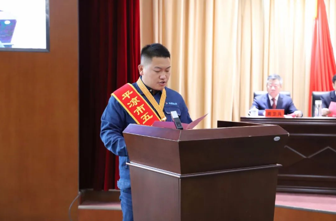 喜報！市產(chǎn)投集團員工楊李榮獲2022年平?jīng)鍪形逡粍趧营務(wù)?圖2)